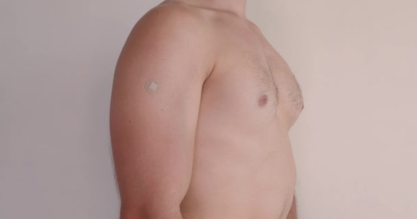 Nackt Kerl Nach Der Injektion Geimpfter Arm Mit Verband Covid — Stockvideo