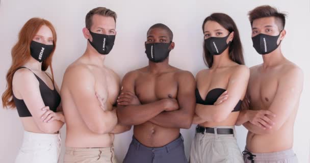 Multi Étnicos Jóvenes Confiados Pacientes Cuidadosos Que Usan Máscaras Faciales — Vídeos de Stock