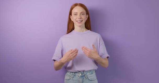 Boldog Keményen Dolgozó Süket Vörös Hajú Lány Kifejezi Pozitív Érzéseit — Stock videók