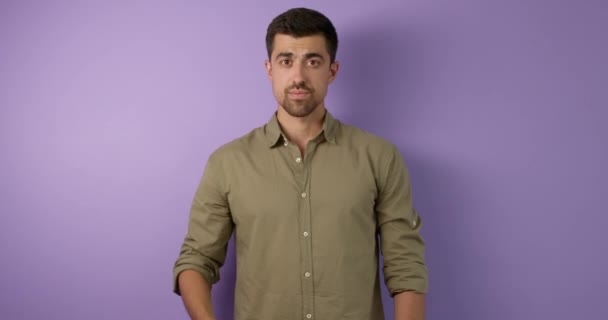 Nezdravý Bledý Hluchý Muž Říká Nemocný Chce Jít Nemocnice Zblízka — Stock video
