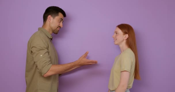 Emotional Happy Positive Couple Enjoying Chatting Talking People Using Body — Stock Video