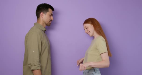 Ung Man Och Kvinna Har Roligt Trevlig Konversation Sitter Tillsammans — Stockvideo