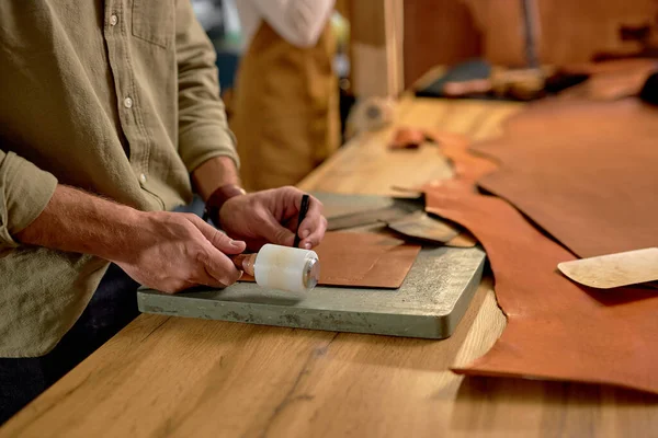 Profesional Craftsmana Menggunakan Mallets Chisels Untuk Membuat Merek Kulit Close — Stok Foto