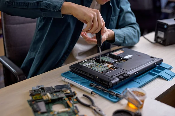 Técnico Segurar Chave Fenda Para Reparar Laptop Hardware Computador Reparação — Fotografia de Stock