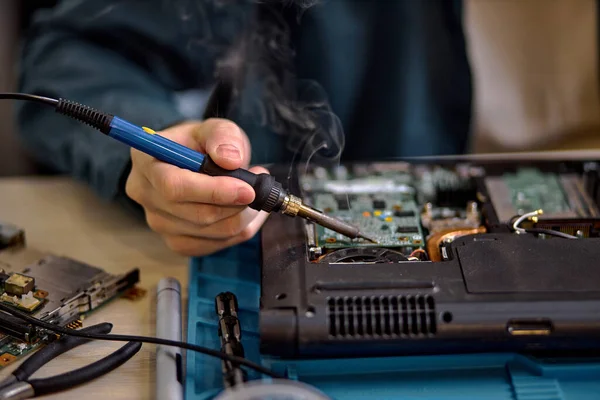 Zaměřit Nepoznatelný Inženýr Technik Ruce Opravy Vadné Notebooku Elektrickém Zařízení — Stock fotografie