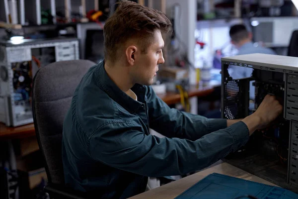 Guy Reparar Placa Mãe Oficina Hardware Computador Dispositivo Digital Computador — Fotografia de Stock