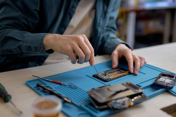 Close Cropped Repairmans Hands Unscrewing Screws Smartphone Case Screwdriver Repair — Stock Photo, Image