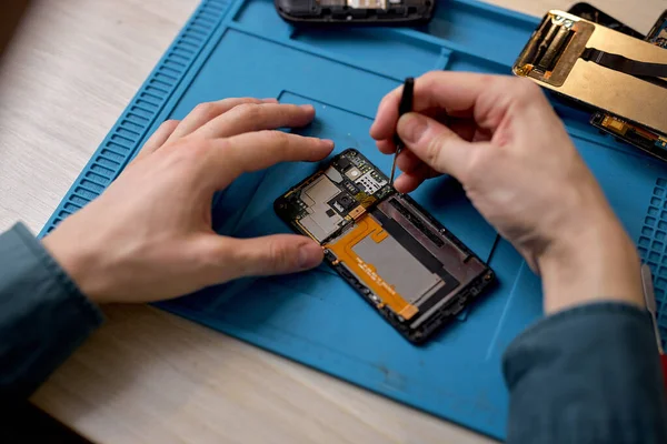 Close Unrecognizable Repairmans Hands Unscrewing Screws Smartphone Case Screwdriver Repair — Stock Photo, Image