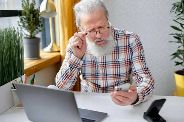 Impresionado Anciano Caucásico Jubilado Mirando Pantalla Del Teléfono Inteligente Con — Foto de Stock