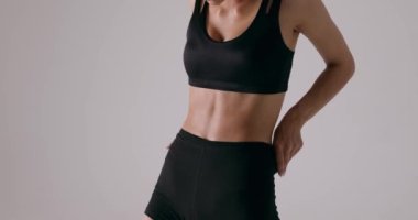 Güzel genç bir kadın spor salonunda yağ yakma egzersizi yapmaya hazırlanıyor. Altılı paketli sporcu, sportif kadın aktivitesi fonksiyonel eğitim, sağlıklı yaşam tarzı yakın çekim