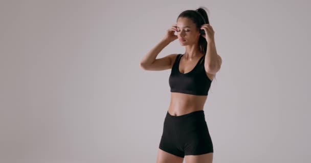 Olahragawan Wanita Mempersiapkan Diri Untuk Bekerja Studio Memakai Headphone Close — Stok Video