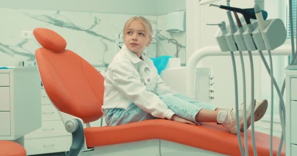 Pequeño Paciente Temeroso Joven Asustado Durante Chequeo Dental Clínica Sentado — Vídeo de stock