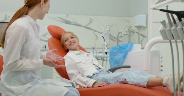 Glücklich Lächelndes Kind Dankt Zahnärztin Für Erfolgreiche Behandlung Arzt Und — Stockvideo