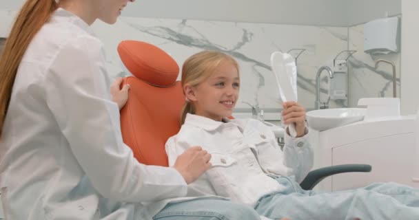 Sağlıklı Gülümseyen Dişçi Muayenehanesinde Dişçiyle Görüşürken Aynaya Bakan Sevimli Bir — Stok video