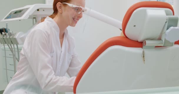 Дружелюбная Улыбающаяся Счастливая Рыжеволосая Женщина Осматривает Зубы Современной Клинике Собирается — стоковое видео