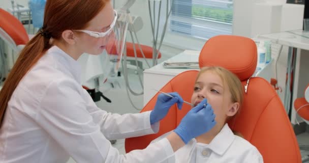 Οδοντίατρος Γυαλιά Ασφαλείας Που Κάνει Εξέταση Δοντιών Κορίτσια Υπηρεσία Στοματικής — Αρχείο Βίντεο