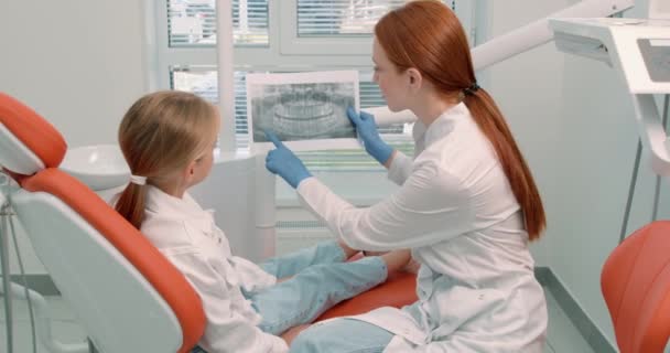 Professionelle Talentierte Ärztin Mit Einem Zahnbild Ein Röntgenbild Eines Kleinen — Stockvideo