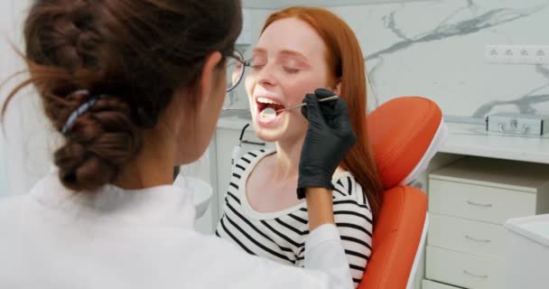 Rousse Femme Assise Avec Bouche Ouverte Obtient Traitement Dentaire Cabinet — Video