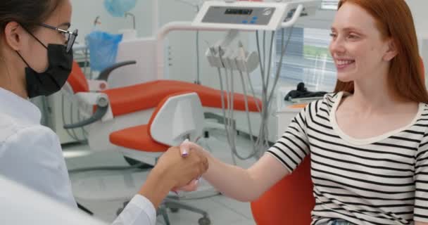 Uśmiechnięty Szczęśliwy Kobieta Rudowłosy Pacjent Tankowanie Dentysta Dla Udanego Leczenia — Wideo stockowe