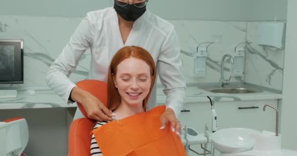 Médico Preparando Paciente Femenina Para Hacer Procedimiento Dental Clínica Dental — Vídeo de stock