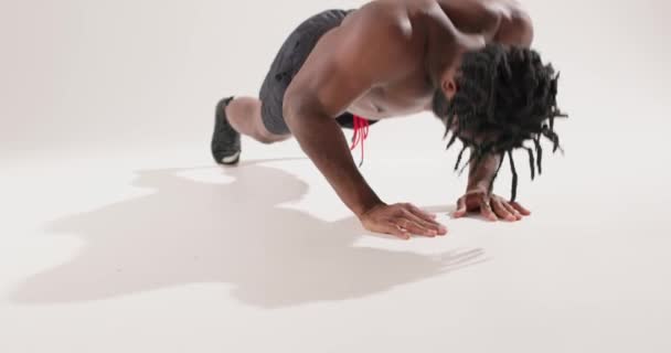 Aktif Hırslı Sakallı Afrikalı Formda Genç Sporcu Yerde Şınav Çeken — Stok video