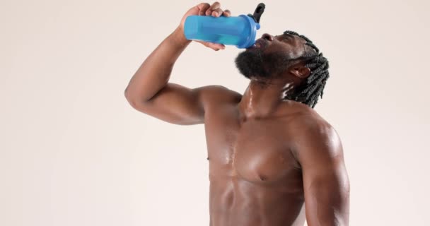 Mladý Žíznivý Unavený Africký Vousatý Muž Dredy Pitné Vody Láhve — Stock video