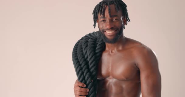 Усміхнений Щасливий Бородатий Сексуальний Африканський Сильний Чоловік Мотузкою Плечі Демонструє — стокове відео