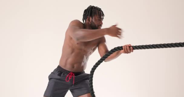 Forte Homem Negro Ambicioso Ativo Fazendo Cordas Batalha Para Queimar — Vídeo de Stock