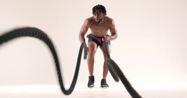 Ciddi Hırslı Aktif Kararlı Atletik Adam Savaş Halatlarıyla Alternatif Dalga — Stok video