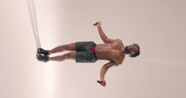 Homem Negro Forte Fazendo Exercício Cardio Com Corda Salto Desportista — Vídeo de Stock