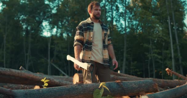 Schöne Müde Ernste Holzfäller Die Nach Dem Fällen Von Bäumen — Stockvideo