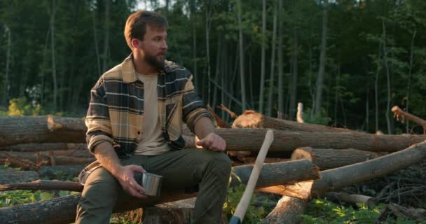 Cansado Leñador Guapo Sudoroso Descansar Lumberjack Tomar Descanso Después Del — Vídeos de Stock