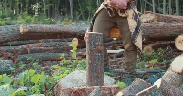 Kışın Odun Kesen Kaslı Çalışkan Bir Oduncu Baltayla Odun Kesen — Stok video