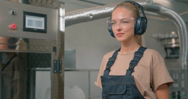 Jovem Mulherengo Fone Ouvido Está Trabalhando Laboratório Químico Sorrindo Feliz — Vídeo de Stock