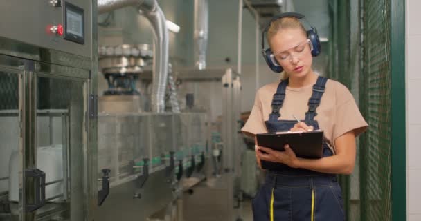 Seria Rubia Atractiva Mujer Ingeniero Concentrado Comprobar Máquina Industrial Toma — Vídeos de Stock