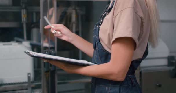 Loira Trabalhadora Armazém Com Pasta Mãos Contando Escrevendo Apontando Para — Vídeo de Stock