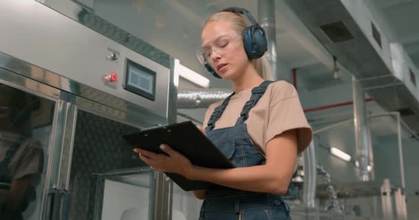Fabrikadaki Çalışkan Kadın Mühendis Kalite Kontrolünü Başında Tutuyor Dizin Tabletine — Stok video
