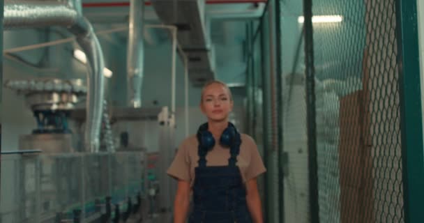 Vrolijke Glimlachende Blonde Vrouwelijke Werknemer Uniform Loopt Groot Magazijn Close — Stockvideo