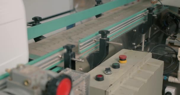 공장에서 기계를 채우는 컨베이어의 클로즈업 — 비디오