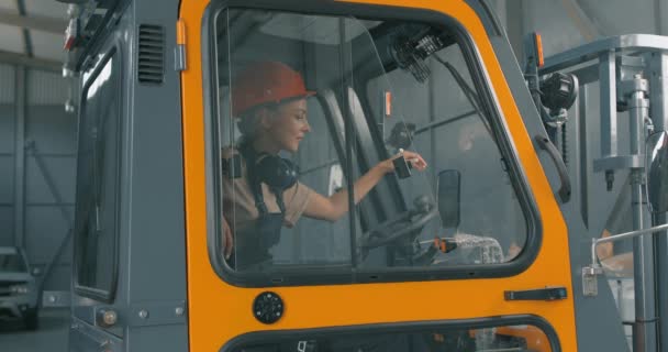 笑容满面的福门司机坐在叉车里 在仓库分发发货产品 进出口物流职业 在工业工厂工作的工人 — 图库视频影像