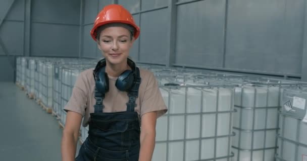 Blije Glimlachende Fabrieksarbeider Die Een Zware Container Met Pesticiden Verplaatst — Stockvideo