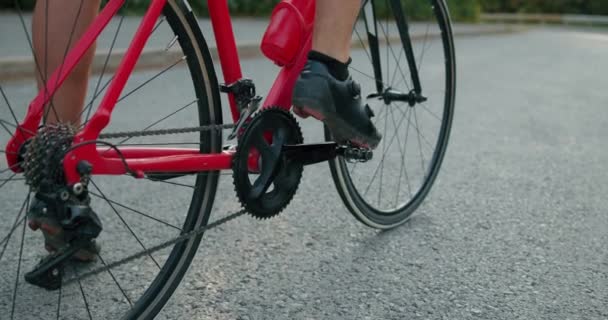 Nahaufnahme Der Beine Füße Des Radfahrers Der Sportler Tritt Die — Stockvideo