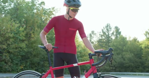 Ciclista Masculino Con Ropa Deportiva Profesional Pie Cerca Bicicleta Nueva — Vídeo de stock
