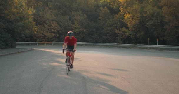 Cámara Lenta Joven Monta Bicicleta Descansa Bebe Botella Agua Atleta — Vídeo de stock