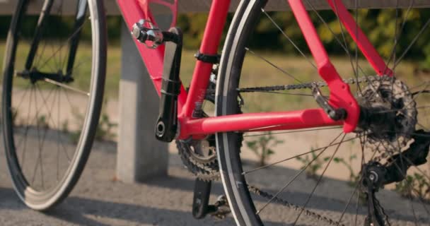 Joven Deportista Que Sigue Montando Una Bicicleta Después Del Tiempo — Vídeo de stock