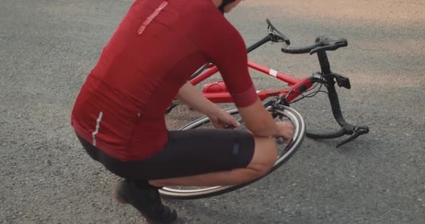 Sisakos Sportruházatos Sportoló Bicikli Pumpát Használ Fickónak Problémái Vannak Biciklivel — Stock videók