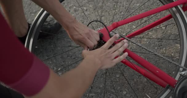 Mãos Desportista Peças Reparação Armas Ajustar Sozinho Estrada Livre Atleta — Vídeo de Stock