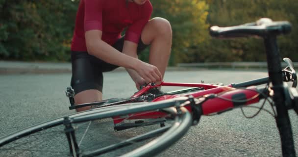 身穿运动服 戴头盔和眼镜修理自行车的运动员 穿着T恤和短裤的熟练运动员 准备骑自行车 固定齿轮调整 休闲生活方式链安装 — 图库视频影像