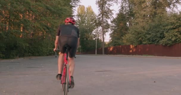 Powrotem Rzadki Widok Powolny Ruch Sportowy Męski Rowerzysta Noszenie Zestaw — Wideo stockowe