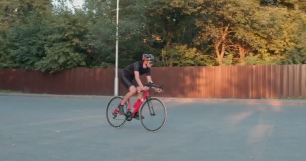 Joven Forma Activa Ambicioso Casco Gafas Usando Bicicleta Negra Para — Vídeo de stock